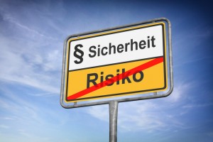 Schild über Sicherheit und mit durchgestrichenem Risiko